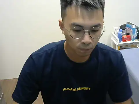 Snapshot of silverwolfwoof chatting on 05/20/26, 12:11 silverwolfwoof online show from 05/20/26, 12:11