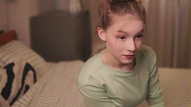 Snapshot of VenaLammo chatting on 03/13/26, 01:51 VenaLammo online show from 03/13/26, 01:51