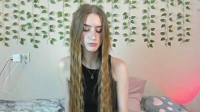 Snapshot of EllieRough chatting on 06/15/26, 03:31 EllieRough online show from 06/15/26, 03:31