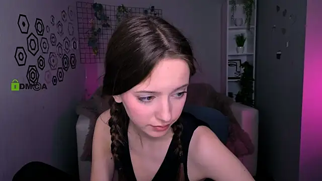 Snapshot of chloe_ley chatting on 04/10/26, 06:07 chloe ley online show from 04/10/26, 06:07