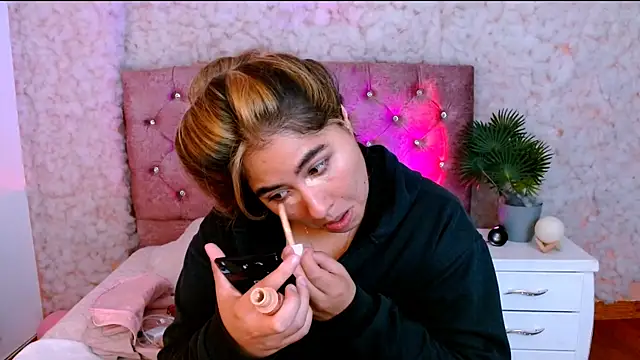 Snapshot of Sofiazaf_ chatting on 03/16/26, 12:20 Sofiazaf online show from 03/16/26, 12:20