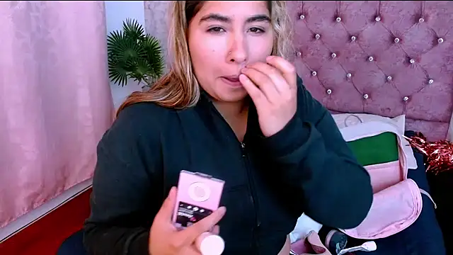 Snapshot of Sofiazaf_ chatting on 04/06/26, 12:28 Sofiazaf online show from 04/06/26, 12:28