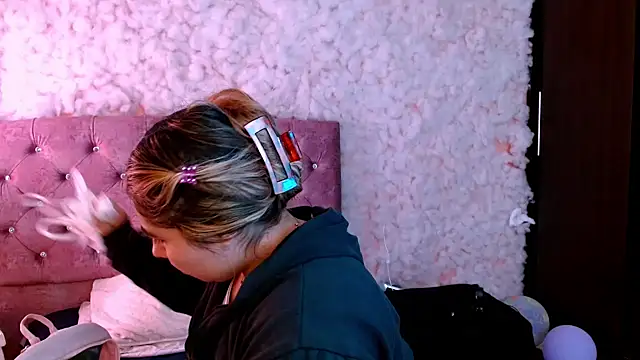 Snapshot of Sofiazaf_ chatting on 04/11/26, 12:42 Sofiazaf online show from 04/11/26, 12:42