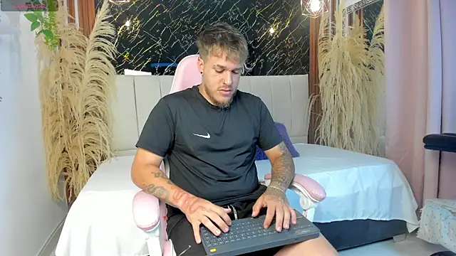 Snapshot of keane_lee_ chatting on 03/21/26, 12:10 keane lee online show from 03/21/26, 12:10