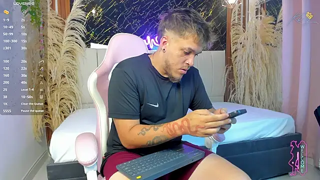 Snapshot of keane_lee_ chatting on 04/09/26, 12:21 keane lee online show from 04/09/26, 12:21