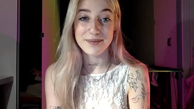 Snapshot of EmmyWet chatting on 04/23/26, 06:21 EmmyWet online show from 04/23/26, 06:21