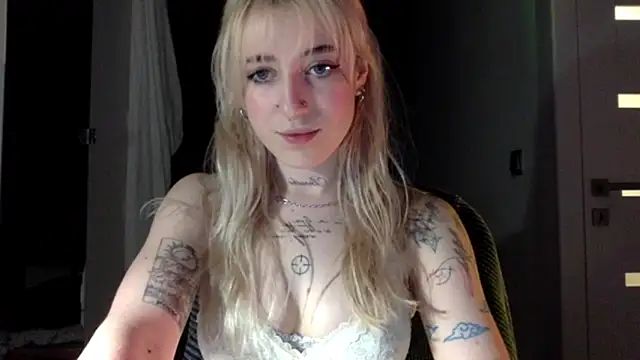 Snapshot of EmmyWet chatting on 04/29/26, 08:15 EmmyWet online show from 04/29/26, 08:15