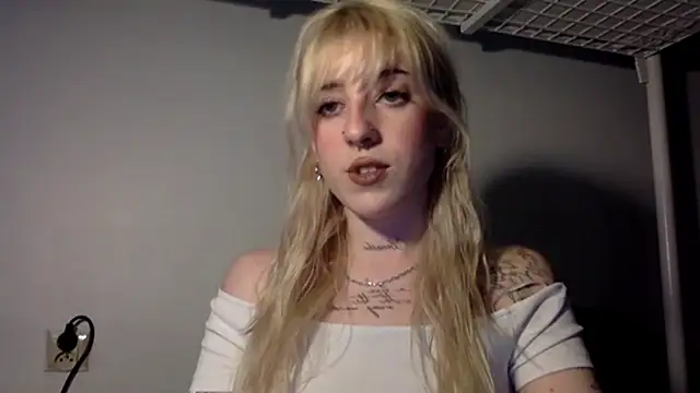 Snapshot of EmmyWet chatting on 05/02/26, 06:13 EmmyWet online show from 05/02/26, 06:13