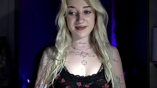 Snapshot of EmmyWet chatting on 06/20/26, 04:10 EmmyWet online show from 06/20/26, 04:10