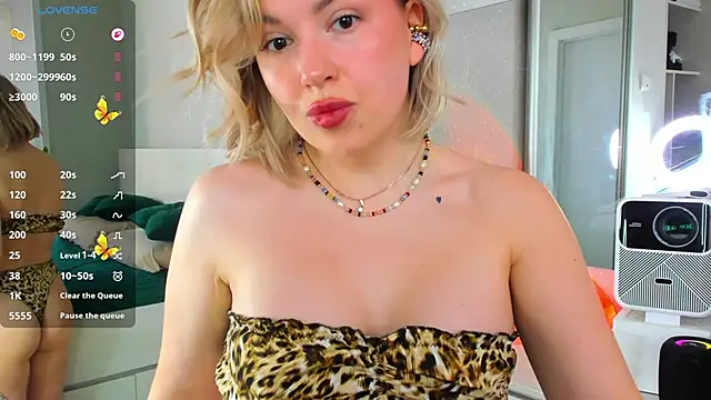 Snapshot of crowned_goddess chatting on 03/07/26, 02:08 crowned goddess online show from 03/07/26, 02:08