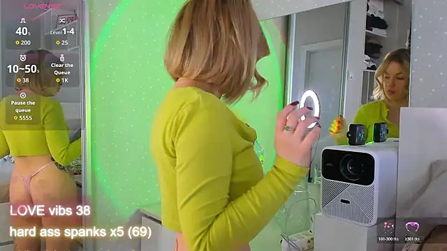 Snapshot of crowned_goddess chatting on 03/19/26, 01:20 crowned goddess online show from 03/19/26, 01:20