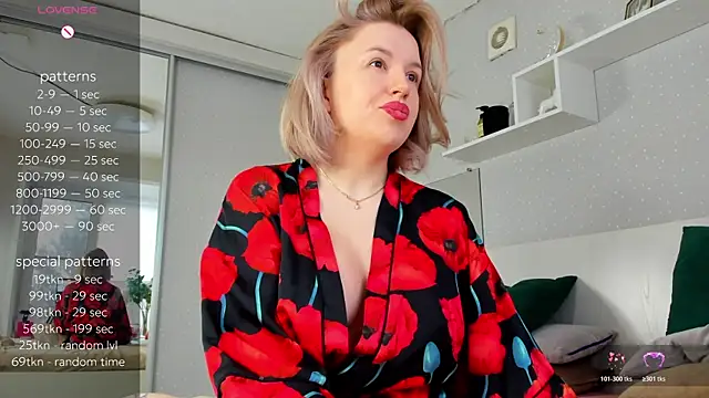 Snapshot of crowned_goddess chatting on 03/25/26, 01:33 crowned goddess online show from 03/25/26, 01:33