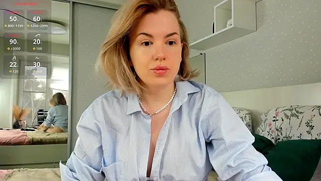 Snapshot of crowned_goddess chatting on 04/03/26, 01:03 crowned goddess online show from 04/03/26, 01:03