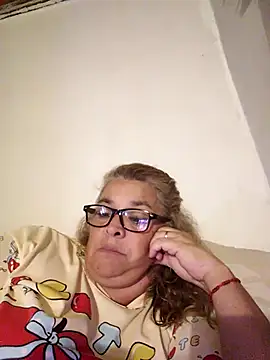 Snapshot of momismilf544 chatting on 04/01/26, 05:30 momismilf544 online show from 04/01/26, 05:30