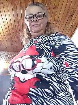 Snapshot of momismilf544 chatting on 04/07/26, 01:33 momismilf544 online show from 04/07/26, 01:33