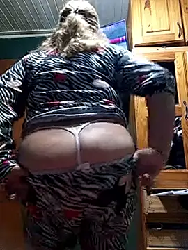 Snapshot of momismilf544 chatting on 04/08/26, 04:12 momismilf544 online show from 04/08/26, 04:12