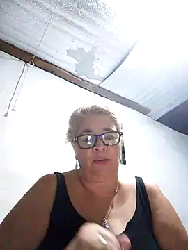 Snapshot of momismilf544 chatting on 04/11/26, 11:31 momismilf544 online show from 04/11/26, 11:31