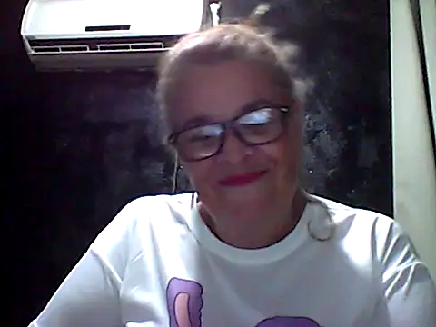 Snapshot of momismilf544 chatting on 04/13/26, 03:01 momismilf544 online show from 04/13/26, 03:01
