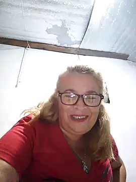 Snapshot of momismilf544 chatting on 04/15/26, 04:41 momismilf544 online show from 04/15/26, 04:41