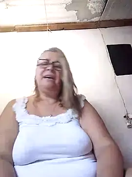 Snapshot of momismilf544 chatting on 04/22/26, 06:53 momismilf544 online show from 04/22/26, 06:53