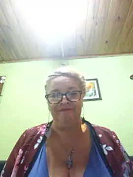 Snapshot of momismilf544 chatting on 04/26/26, 05:21 momismilf544 online show from 04/26/26, 05:21