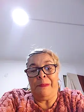 Snapshot of momismilf544 chatting on 04/30/26, 05:36 momismilf544 online show from 04/30/26, 05:36