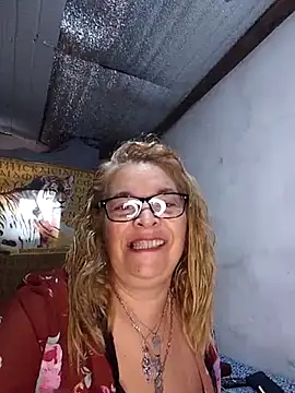 Snapshot of momismilf544 chatting on 05/07/26, 02:22 momismilf544 online show from 05/07/26, 02:22