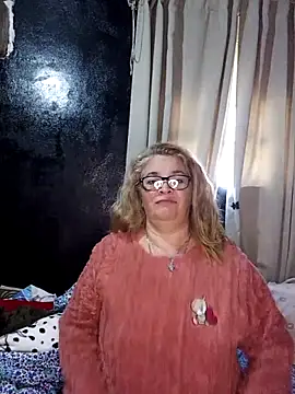 Snapshot of momismilf544 chatting on 05/10/26, 04:45 momismilf544 online show from 05/10/26, 04:45