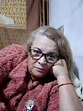 Snapshot of momismilf544 chatting on 05/17/26, 10:33 momismilf544 online show from 05/17/26, 10:33