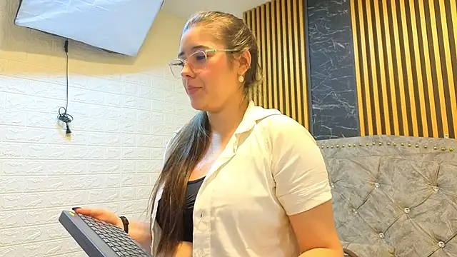 Snapshot of ElisVega chatting on 03/08/26, 02:04 ElisVega online show from 03/08/26, 02:04