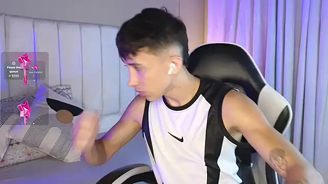 Snapshot of Rome_cortes chatting on 03/18/26, 07:28 Rome cortes online show from 03/18/26, 07:28