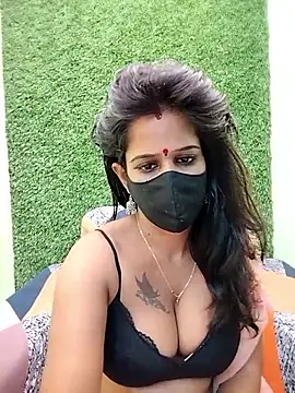 Snapshot of Tinaa_baby chatting on 04/21/26, 04:01 Tinaa baby online show from 04/21/26, 04:01