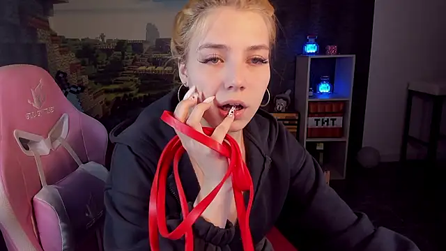 Snapshot of RosaFowler chatting on 03/28/26, 09:42 RosaFowler online show from 03/28/26, 09:42