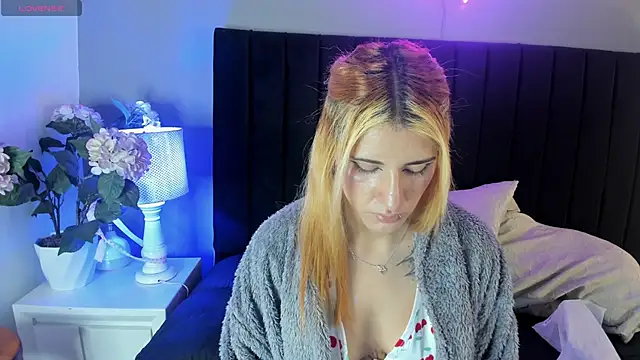 Snapshot of scarlett_leex_ chatting on 04/16/26, 03:51 scarlett leex online show from 04/16/26, 03:51