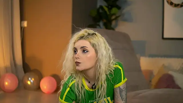 Snapshot of AndiaHart chatting on 04/21/26, 09:48 AndiaHart online show from 04/21/26, 09:48