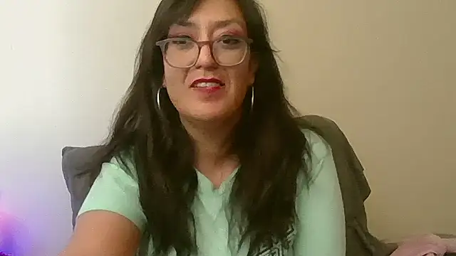 Snapshot of eleanorrox915 chatting on 04/20/26, 03:37 eleanorrox915 online show from 04/20/26, 03:37