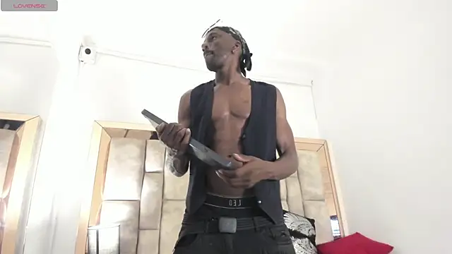 Titan Moreno  online show from 04/07/26, 01:00