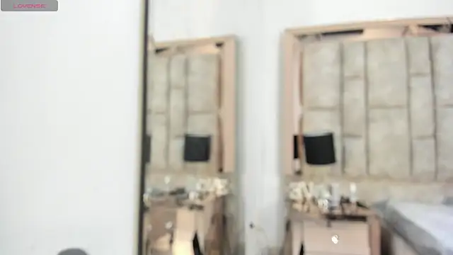 Titan Moreno  online show from 04/11/26, 12:09