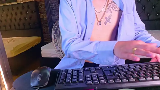 Snapshot of _Santi2 chatting on 03/08/26, 02:04 Santi2 online show from 03/08/26, 02:04