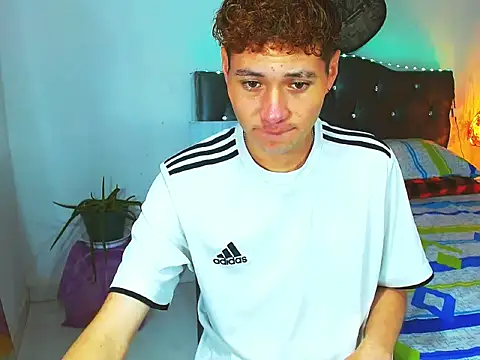 Snapshot of _Santi2 chatting on 03/22/26, 02:48 Santi2 online show from 03/22/26, 02:48