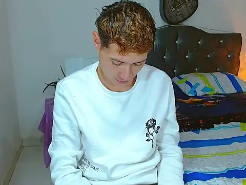 Snapshot of _Santi2 chatting on 04/07/26, 01:06 Santi2 online show from 04/07/26, 01:06