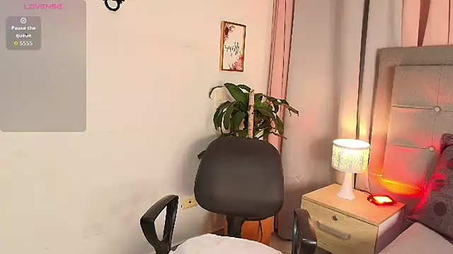 Snapshot of Kiara_noirr chatting on 03/20/26, 11:37 Kiara noirr online show from 03/20/26, 11:37