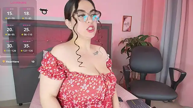 Snapshot of Kiara_noirr chatting on 04/24/26, 11:34 Kiara noirr online show from 04/24/26, 11:34