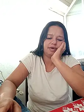 Snapshot of roxana_e43 chatting on 06/14/26, 04:20 roxana e43 online show from 06/14/26, 04:20