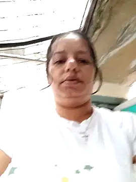 Snapshot of roxana_e43 chatting on 06/23/26, 05:49 roxana e43 online show from 06/23/26, 05:49