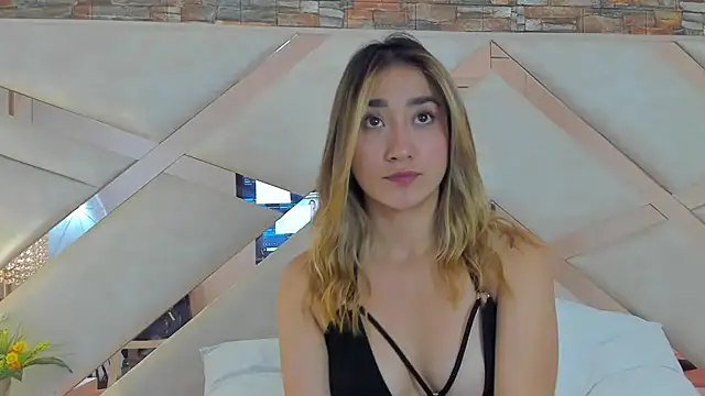 Snapshot of lucy_davies chatting on 06/17/26, 11:34 lucy davies online show from 06/17/26, 11:34