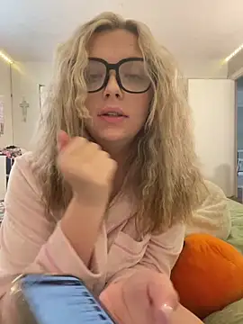 Snapshot of imkhloe chatting on 03/27/26, 10:42 imkhloe online show from 03/27/26, 10:42