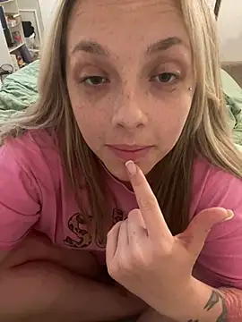 Snapshot of imkhloe chatting on 04/13/26, 10:37 imkhloe online show from 04/13/26, 10:37