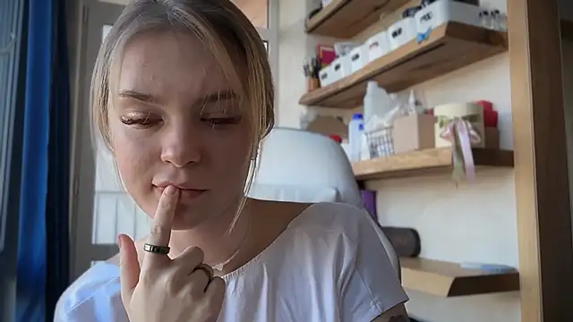 Snapshot of cyberl0ve_ chatting on 04/12/26, 02:00 cyberl0ve online show from 04/12/26, 02:00