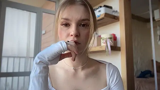 Snapshot of cyberl0ve_ chatting on 04/15/26, 01:29 cyberl0ve online show from 04/15/26, 01:29